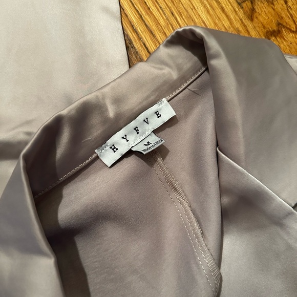 Silky suit set size medium - Picture 2 of 4